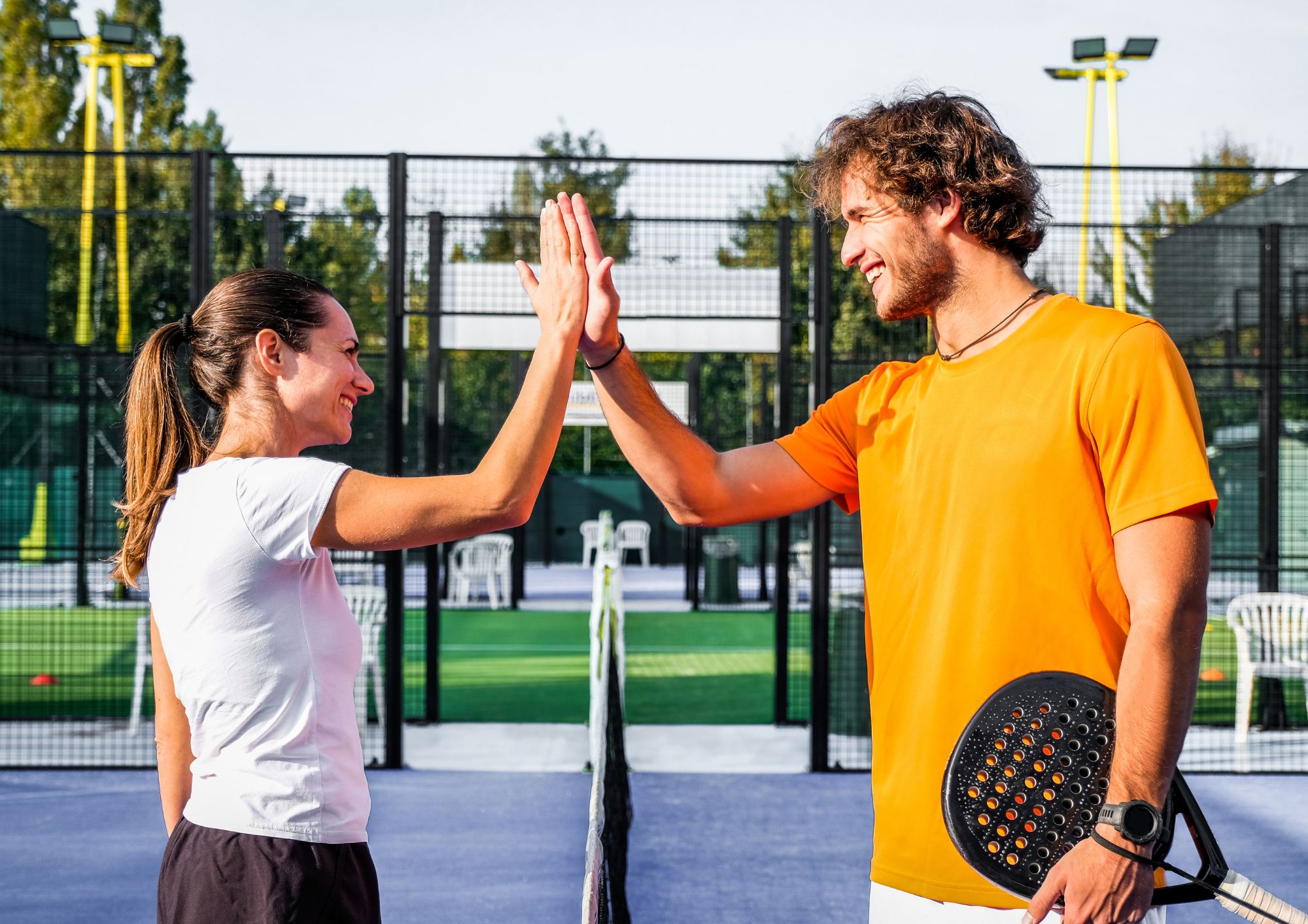Ropa de pádel para climas fríos vs. climas cálidos: ¿cómo elegir la mejor equipación para cada estación?